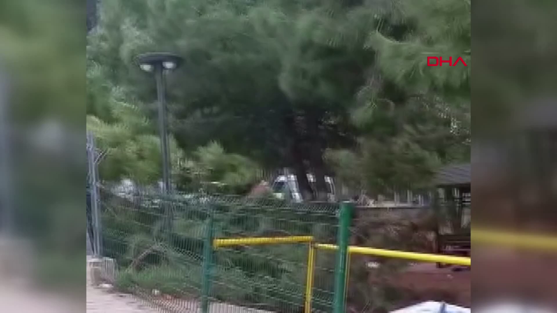 Lodos etkili oldu işçiler çatıdan düştü