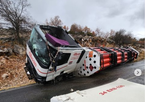 Doğalgaz yüklü tanker devrildi ekipler alarma geçti!