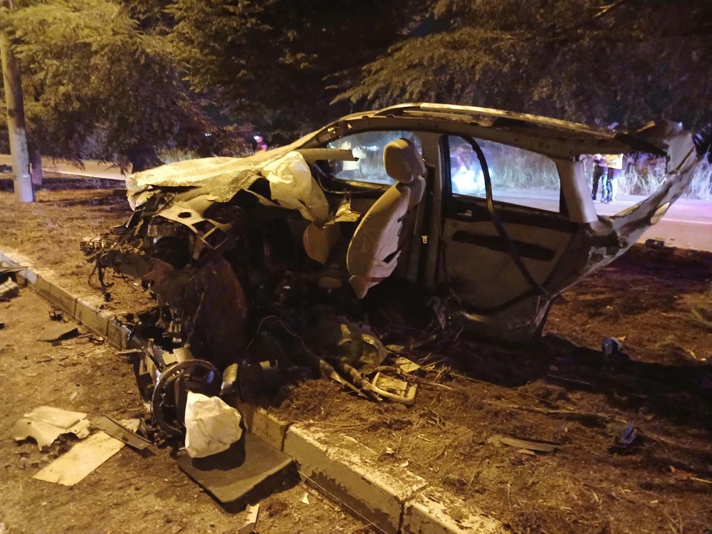 Ağaca çarpan otomobil ikiye bölündü