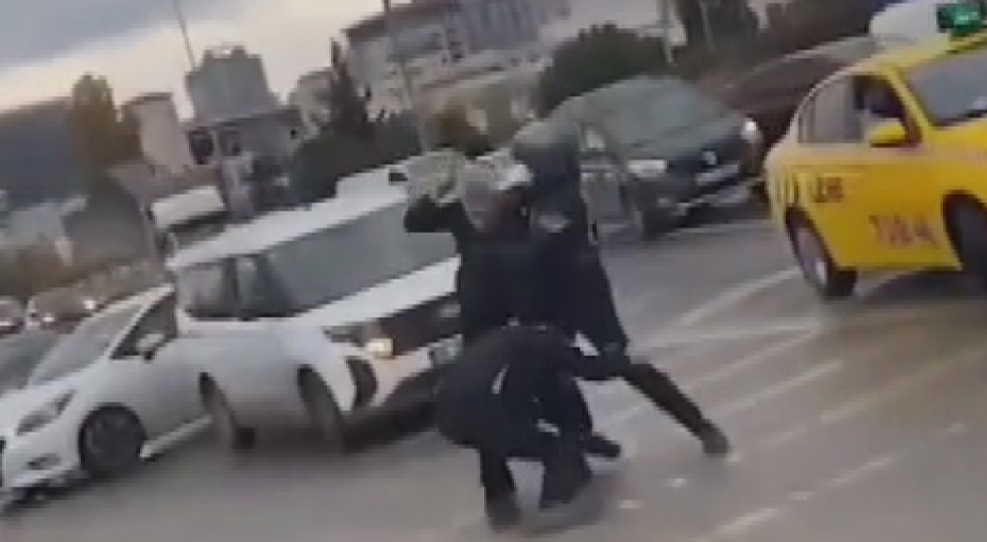 Motosikletli kuryeye demir çubukla saldırdı