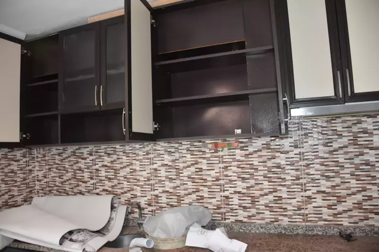 Komşusunun duvarını kırıp eşyalarını çaldı