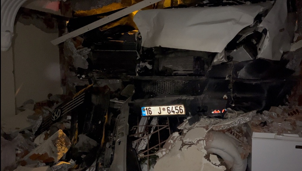 Kamyonet önünde sürüklediği minibüsle eve girdi