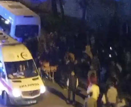 Annesini, ağabeyini ve kardeşini bıçakladı
