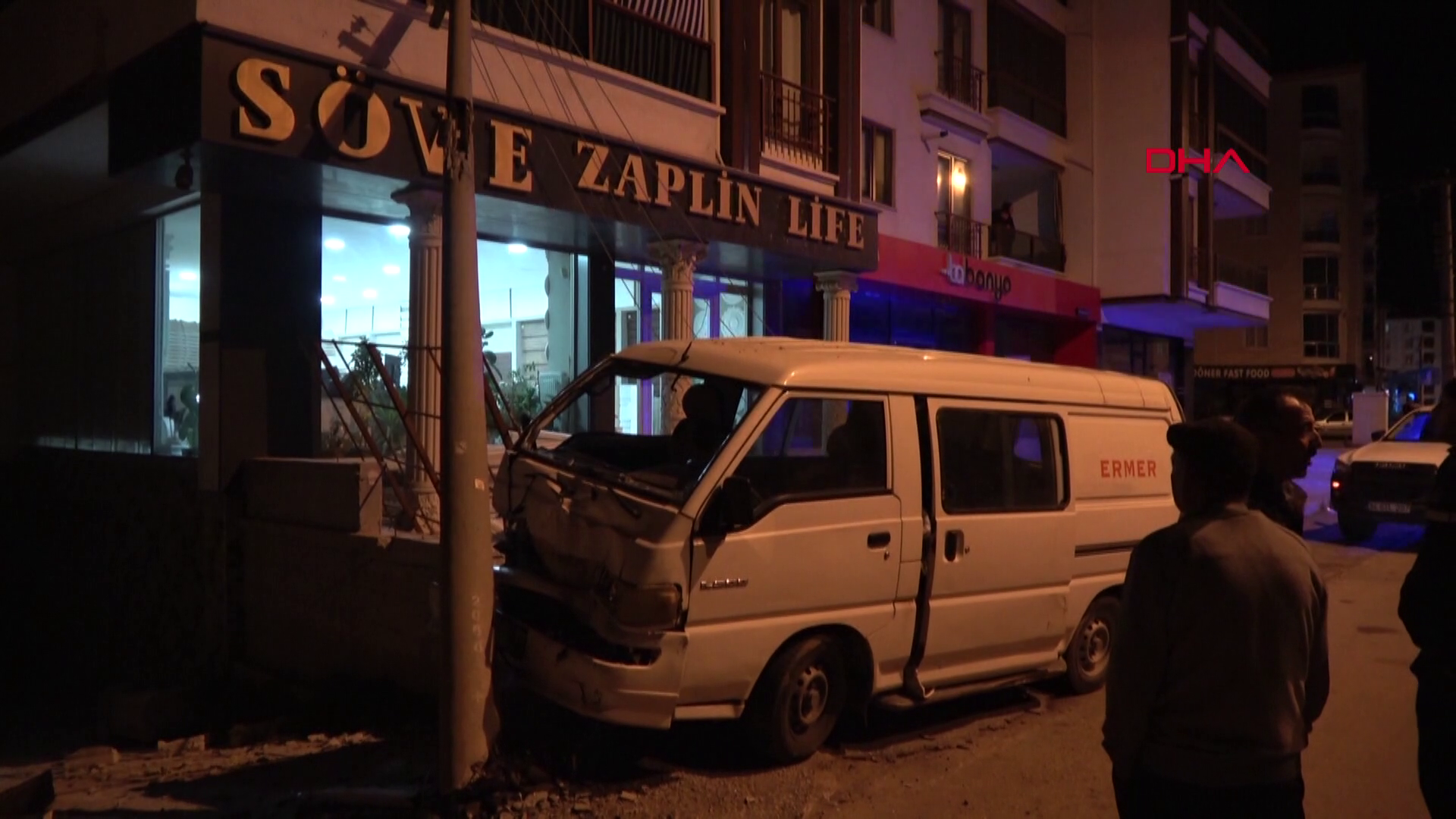 Minibüs elektrik direğine çarptı