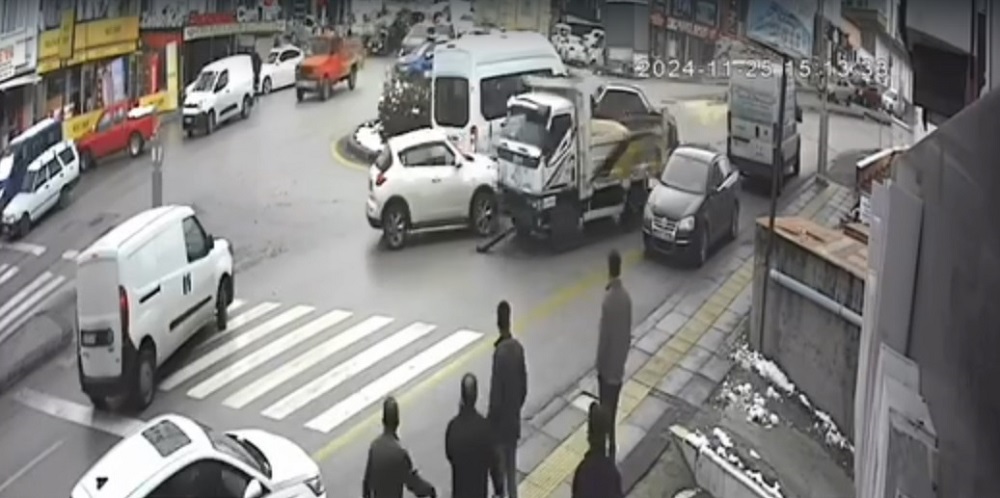 Freni boşalan kamyonet 7 araca çarptı