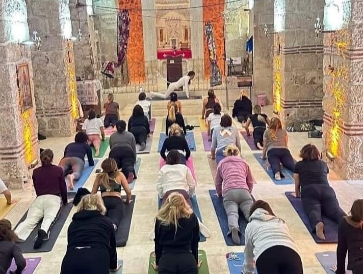 Kilisedeki yoga seansına tepki
