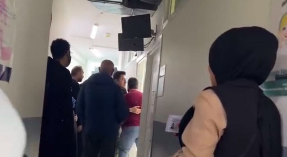 Doktorla tartışan kadın bayıldı, oğlu doktoru darbetti