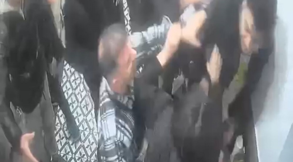 Sevgilisini darbeden kişiyi garsonlar dövdü
