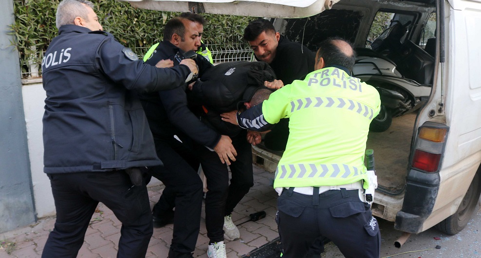 'Yarın kıyamet kopacak' diyerek minibüs çaldı