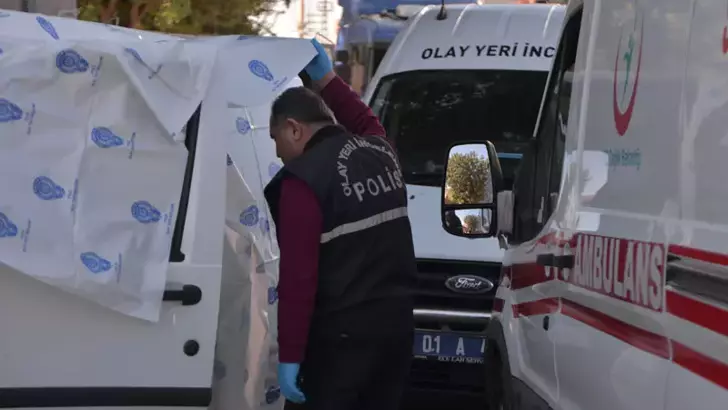 Eski sevgilisini tabancayla öldürüp, intihar etti