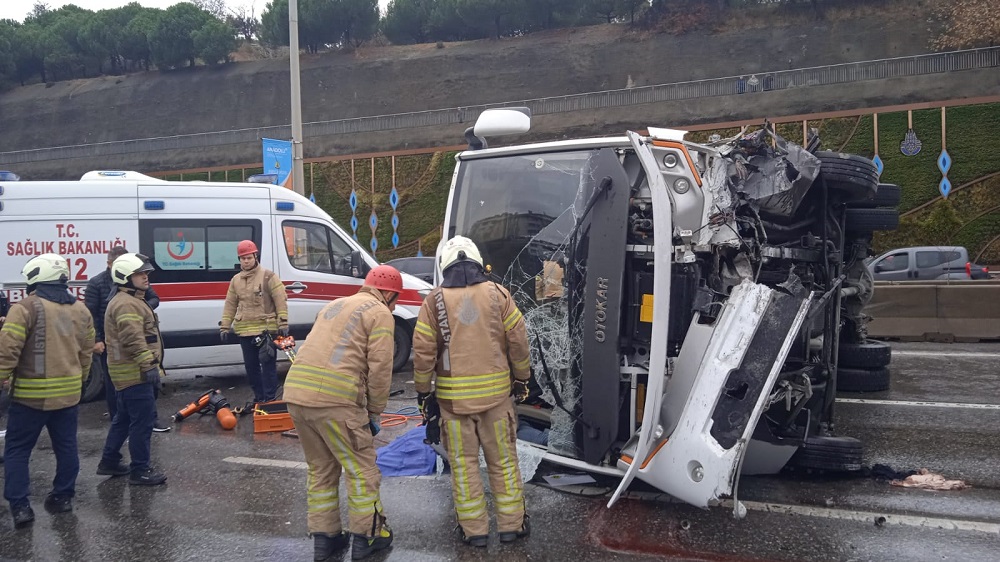 Servis minibüsü devrildi: 1 ölü, 7 yaralı