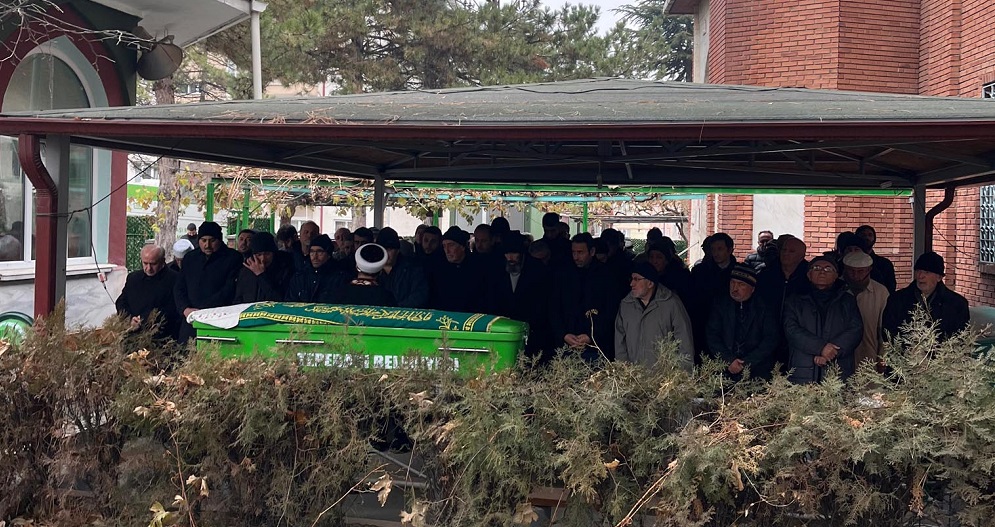 Tamir ettiği otomobilin egzoz gazından zehirlendi