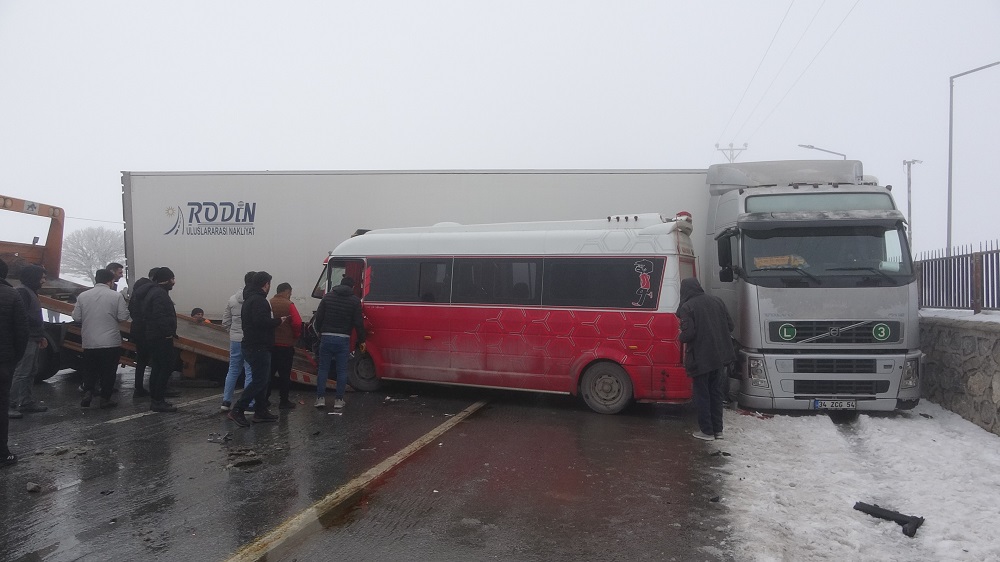 Bitlis'te 23 araç birbirine girdi