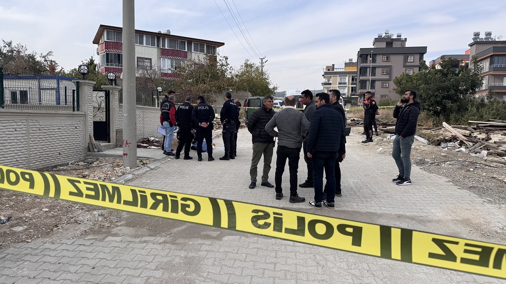 Eşini sokak ortasında öldürdü