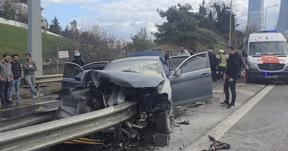 Otomobil bariyere saplandı: 2 yaralı