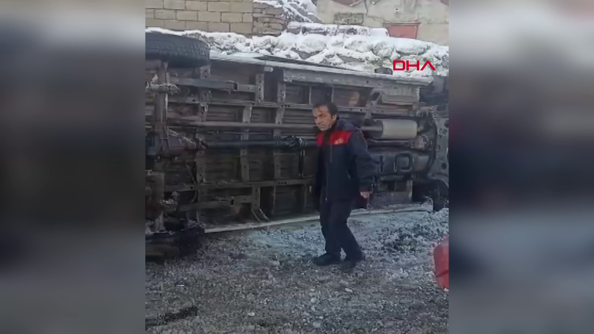 Öğretmenleri taşıyan minibüs devrildi; 12 yaralı