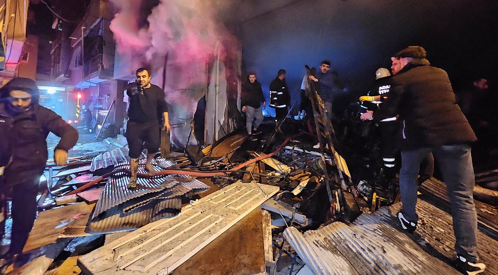 Depo yangınında 5 kişi dumandan etkilendi