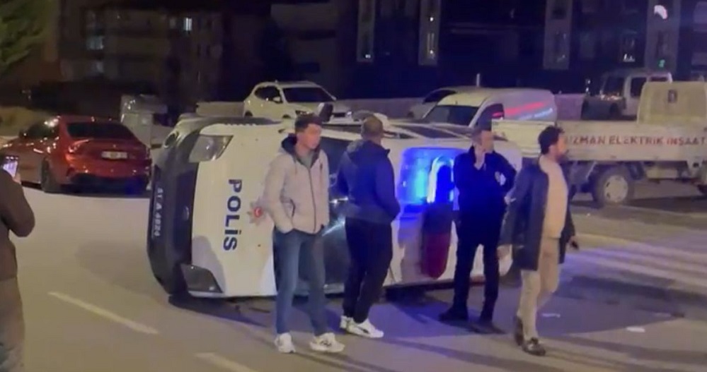 Polis aracı ile otomobil çarpıştı