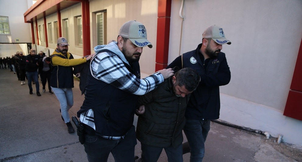 FETÖ'nün finans ağı soruşturmasında 8 tutuklama