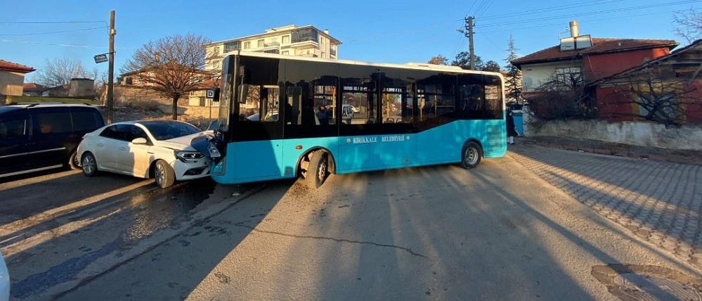 Halk otobüsü ile otomobil çarpıştı; 6 yaralı
