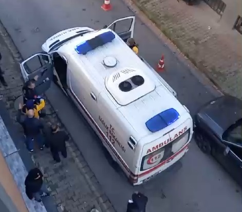 Ambulansı yumrukladı, sağlık personeline saldırdı
