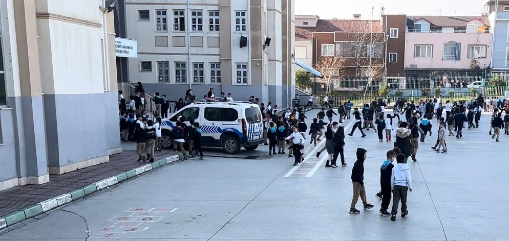 Zehirlenme şüphesiyle hastaneye kaldırıldılar