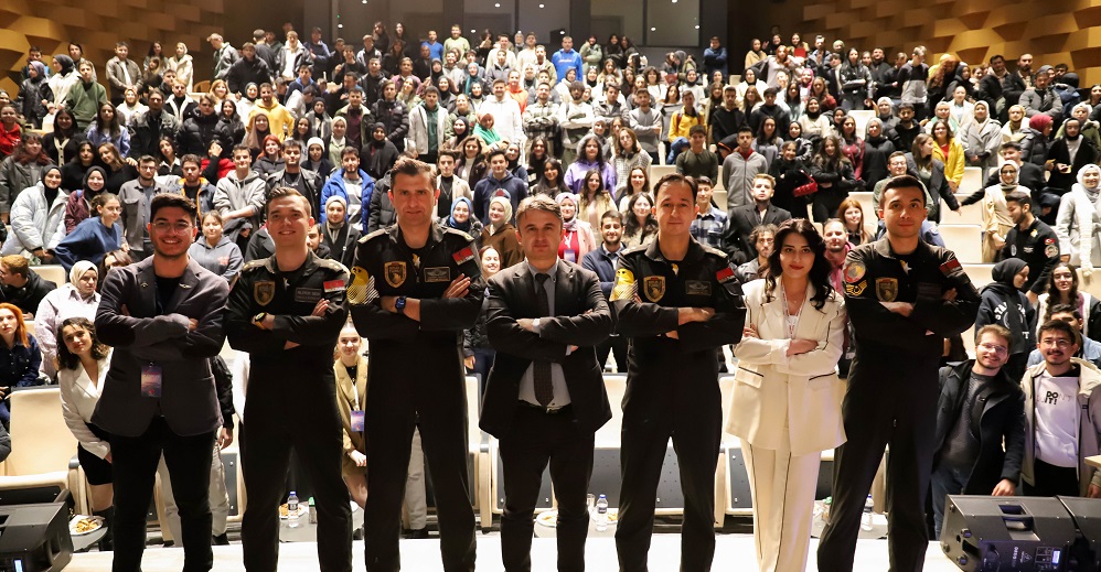 SOLOTÜRK ekibi öğrencilerle buluştu
