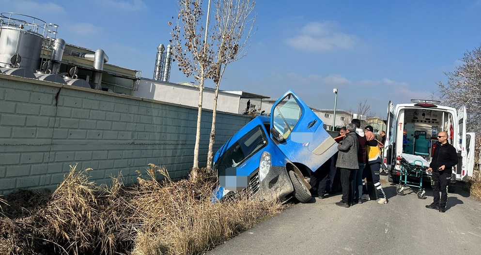 Telefona bakarken aracın kontrolünü kaybetti
