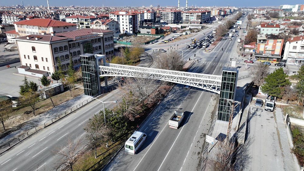 Yıkılan üst geçit yeniden yapıldı