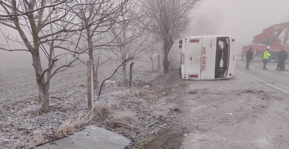 İşçi servis midibüsü buzlanan yolda devrildi; 1 ölü, 8 yaralı