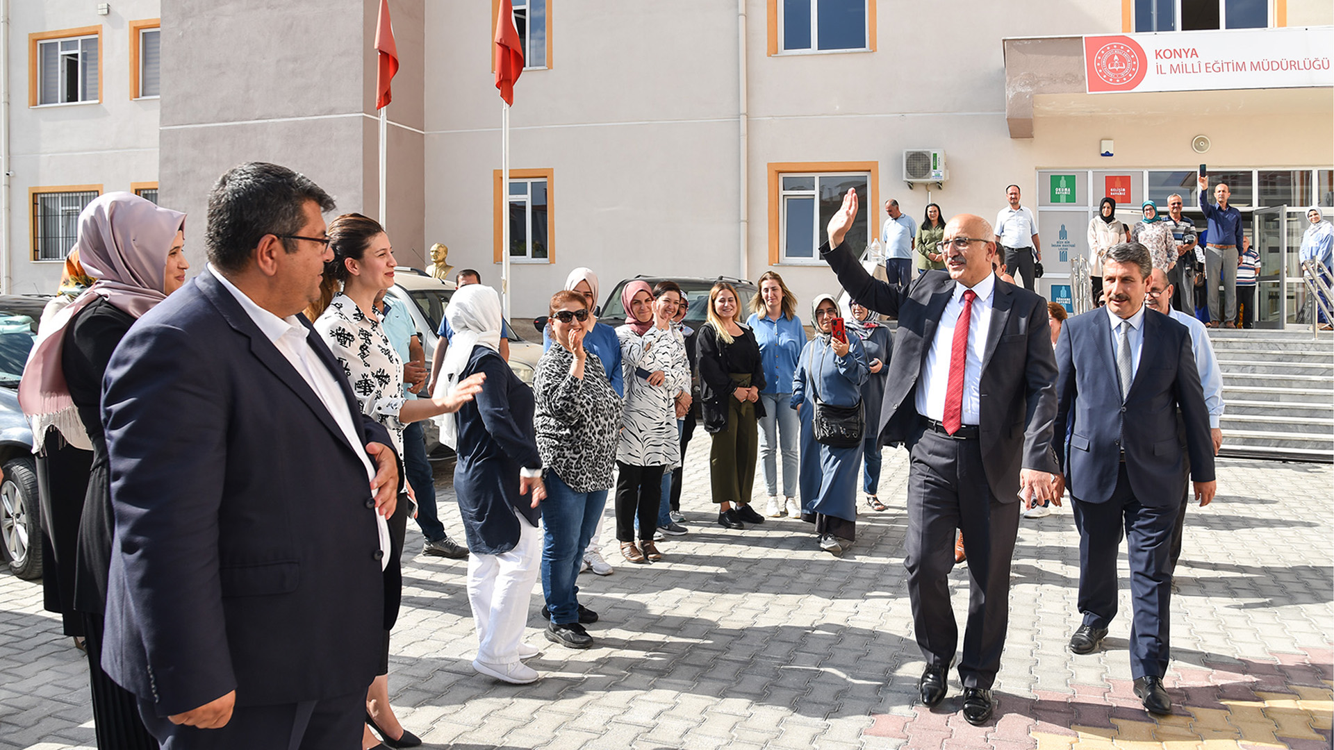 Milli Eğitim Müdürü, kurum çalışanlarıyla vedalaştı