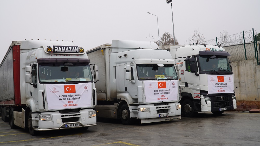 Türkiye'den Suriye'ye 75 bin yardım kolisi