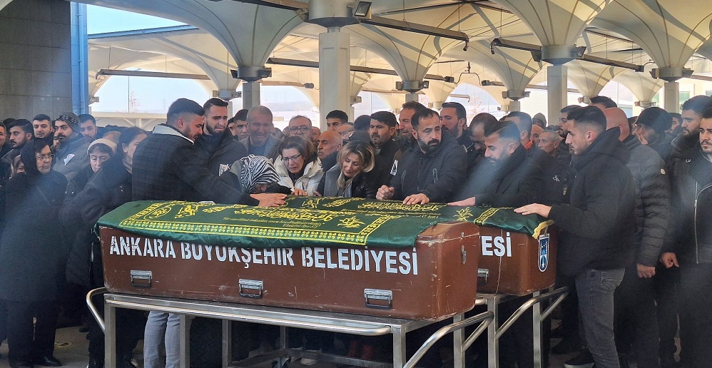 Kaza yaptıkları aracı kontrol ederken otomobil çarptı