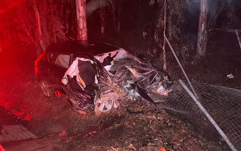 Otomobil bariyere çarptı: 1 ölü 2 yaralı