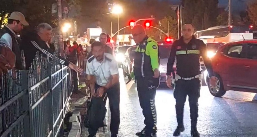 Otobüs şoförü yolcuya sinirlenip indi