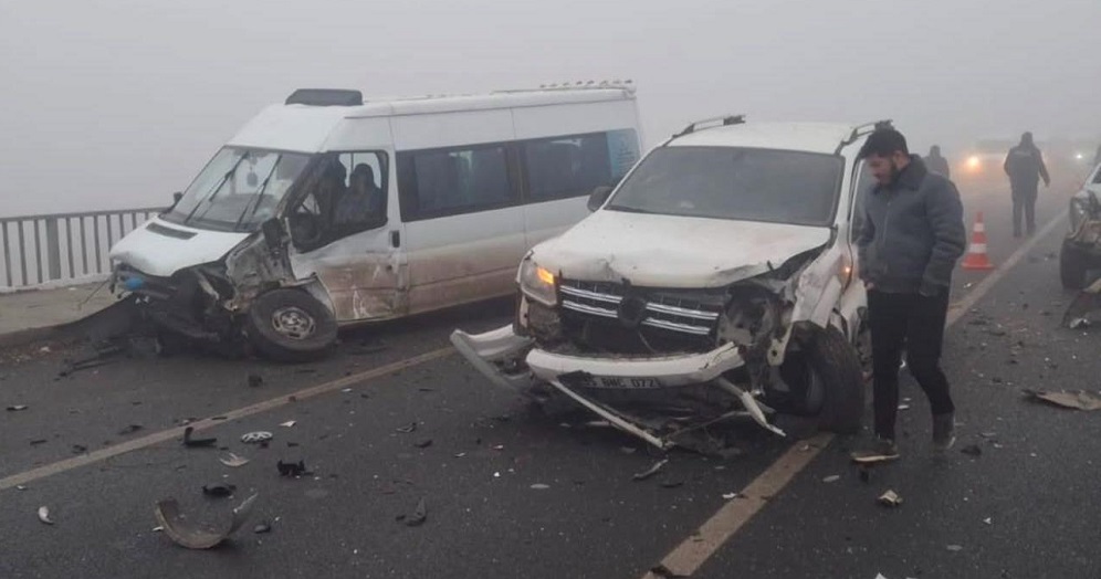 3 ayrı noktada zincirleme kaza: 21 yaralı