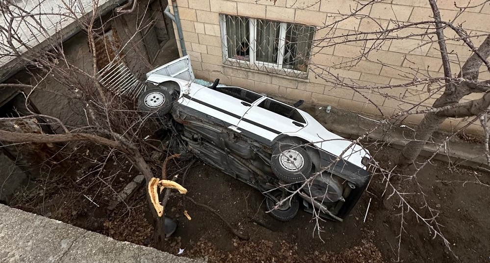 Otomobil bahçeye uçtu: 3 yaralı