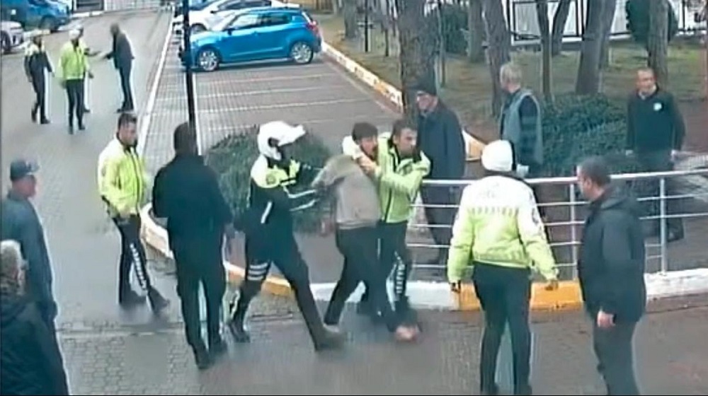 Saldırdığı polisin burnunu kırdı