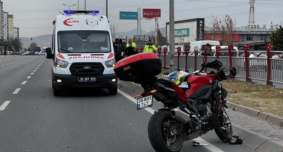 Bariyerlerden atlayıp yolun karşısına geçerken motosiklet çarptı