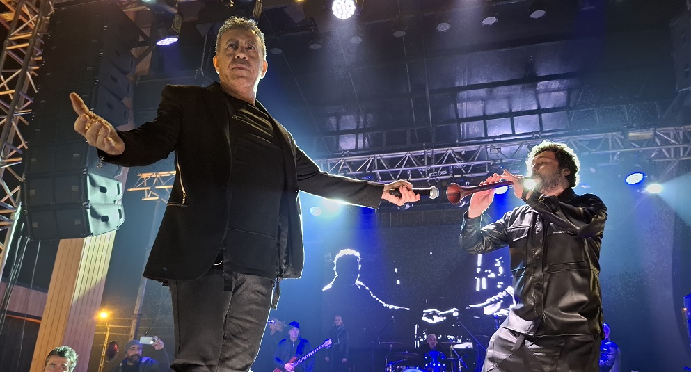 Haluk Levent depremzedeler için konser verdi