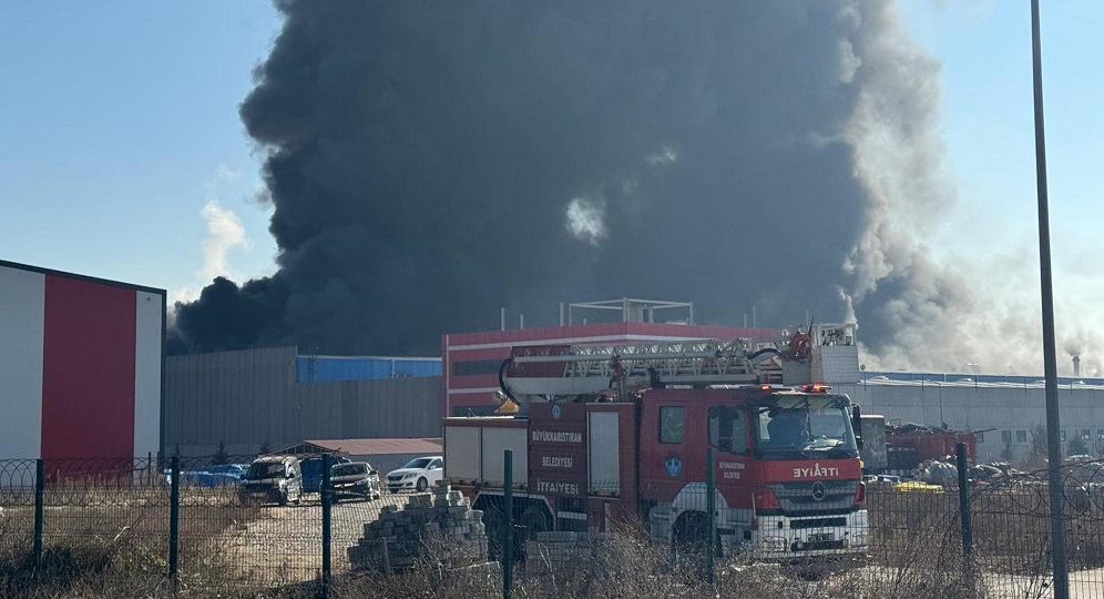 Oyuncak fabrikası alev alev yandı