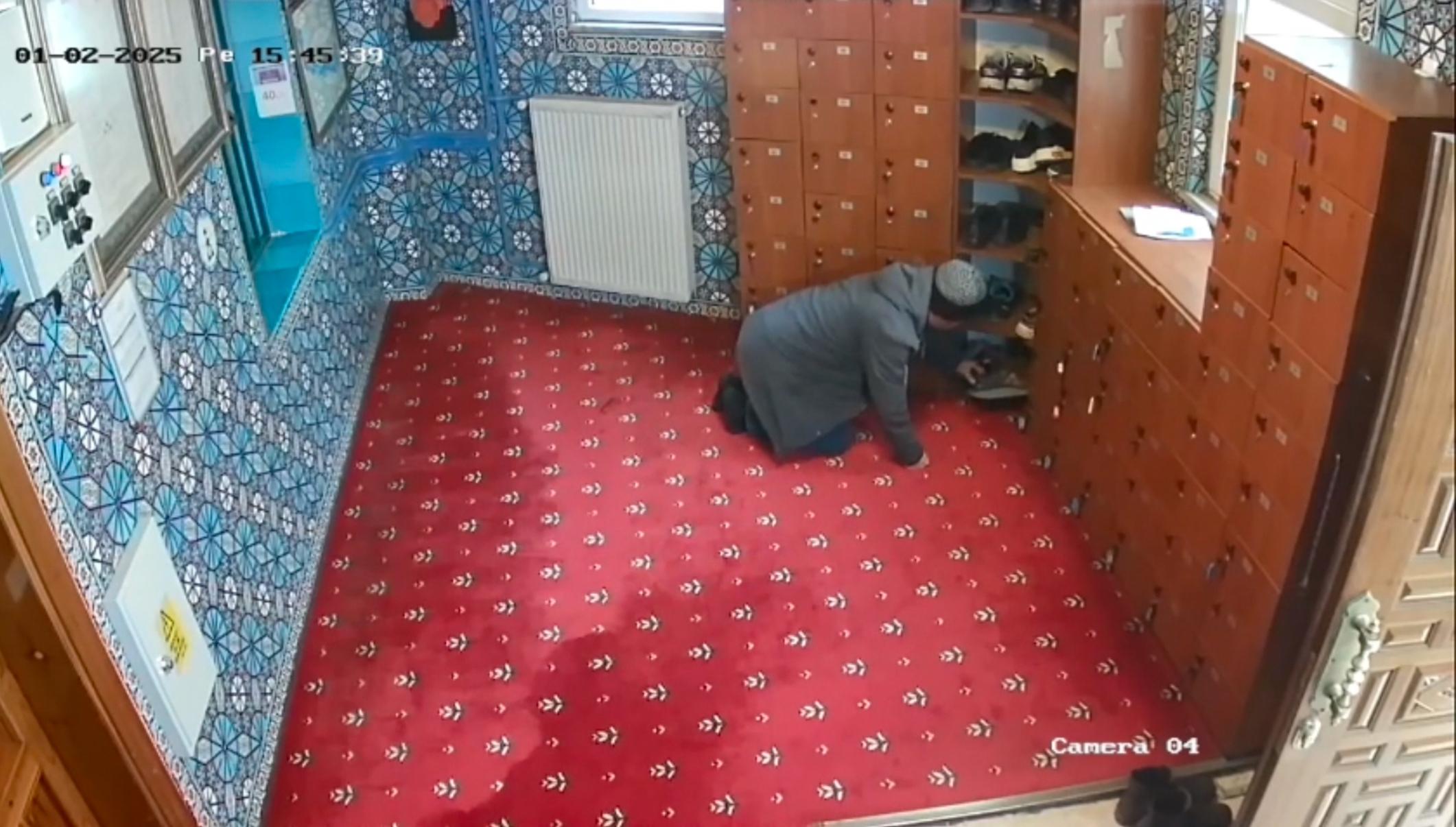 Namaz kılıyor gibi yapıp ayakkabı çaldı!