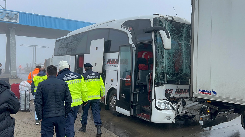 Yolcu otobüsü, önündeki TIR'a çarptı