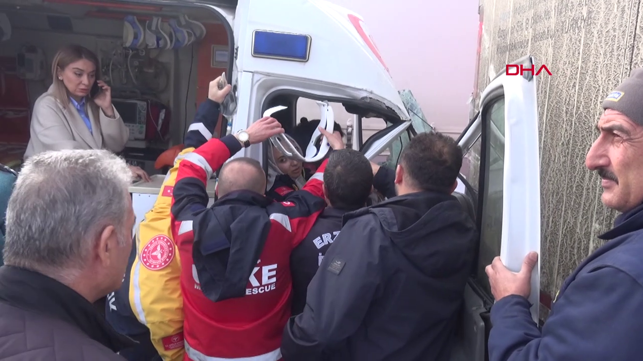 Kaza ihbarına giden ambulans TIR'a çarptı