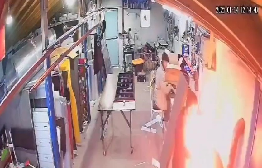 Sobaya tiner döktü, yüzü yandı