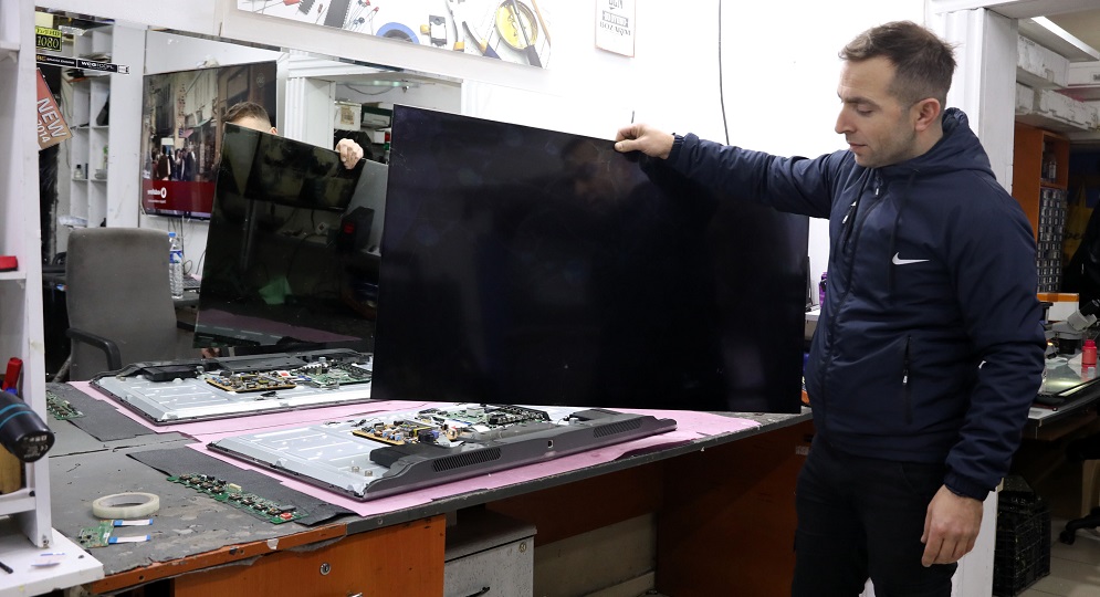 Taraftar öfkesini tv ekranından çıkardı