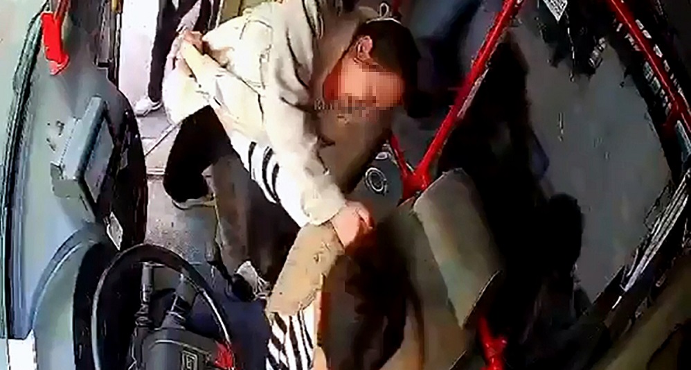 Oğlunu göstermeyen eşini bıçakladı!
