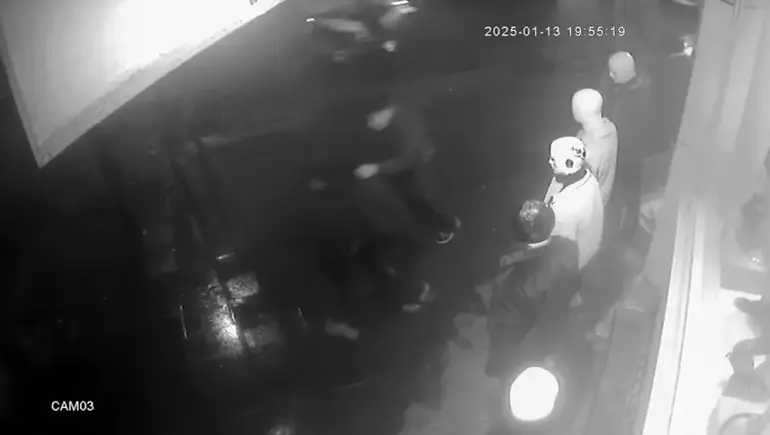 Polisten kaçarken demir korkuluğun üzerine düştü