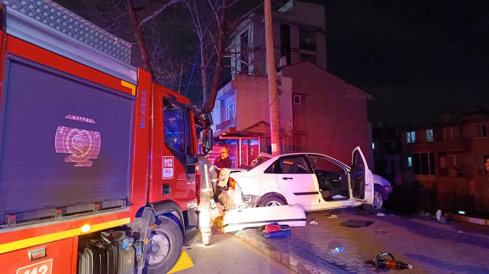 Otomobil elektrik direğine çarptı: 1 ölü, 3 yaralı