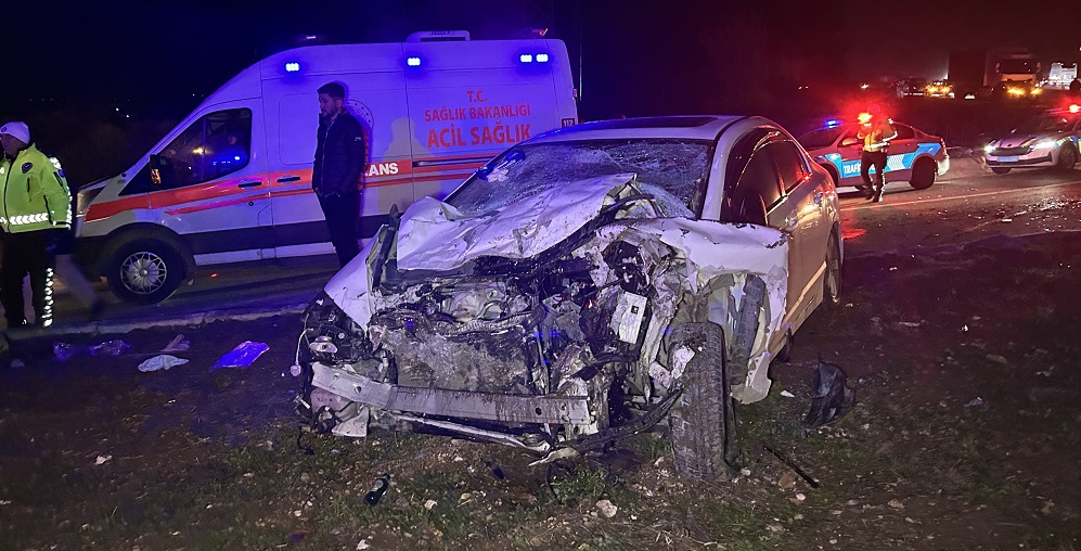 Otomobil ile işçi servisi çarpıştı: 28 yaralı